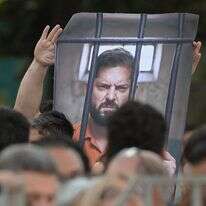 צ'יליאנים פרו-ישראלים במפגן תמיכה בנשיא צ'ילה החדש חוסה אנטוניו קאסט ונגד הנשיא היוצא והאנטי-ישראלי גבריאל בוריץ' | AFP