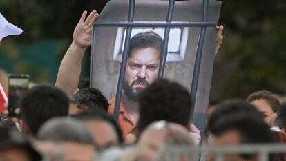 צ'יליאנים פרו-ישראלים במפגן תמיכה בנשיא צ'ילה החדש חוסה אנטוניו קאסט ונגד הנשיא היוצא והאנטי-ישראלי גבריאל בוריץ' | AFP צ'יליאנים פרו-ישראלים במפגן תמיכה בנשיא צ'ילה החדש חוסה אנטוניו קאסט ונגד הנשיא היוצא והאנטי-ישראלי גבריאל בוריץ' | AFP