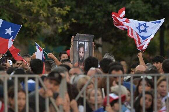 צ'יליאנים פרו-ישראלים במפגן תמיכה בנשיא צ'ילה החדש קאסט ונגד הנשיא היוצא בוריץ' | AFP צ'יליאנים פרו-ישראלים במפגן תמיכה בנשיא צ'ילה החדש קאסט ונגד הנשיא היוצא בוריץ' | AFP