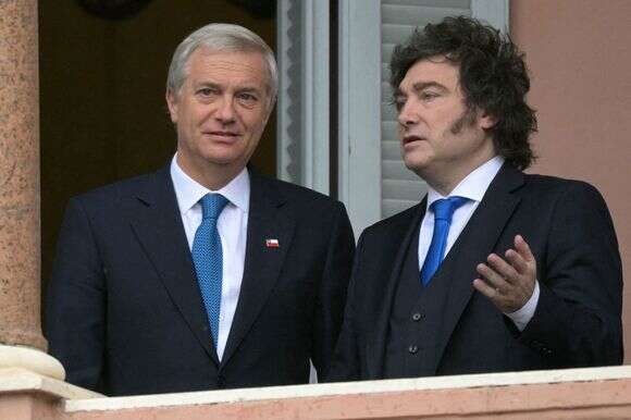 אמריקה הלטינית זזה ימינה. נשיאי ארגנטינה וצ'ילה הפרו-ישראלים, חאבייר מיליי (ימין) וחוסה אנטוניו קאסט | AFP אמריקה הלטינית זזה ימינה. נשיאי ארגנטינה וצ'ילה הפרו-ישראלים, חאבייר מיליי (ימין) וחוסה אנטוניו קאסט | AFP