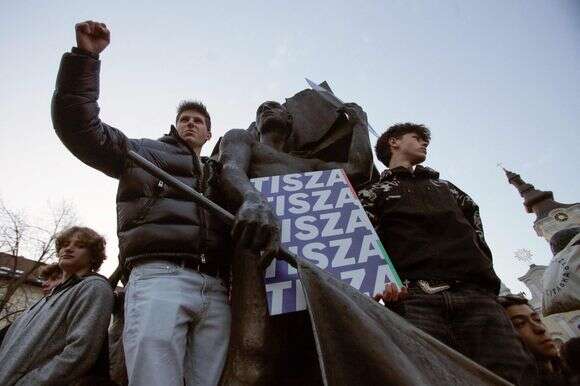 תומכי מפלגת טיסה משתתפים בעצרת קמפיין במישקולץ, הונגריה | eter Kohalmi / AFP