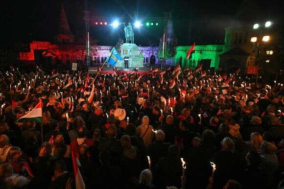 ראש ממשלת הונגריה, ויקטור אורבן, נואם בפני תומכיו במהלך עצרת סיום קמפיין הבחירות שלו בטירת בודה בבודפשט ב-11 באפריל 2026, ערב הבחירות הכלליות בהונגריה | Attila KISBENEDEK / AFP