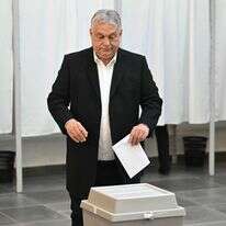 יקטור אורבן מצביע בקלפי | Attila KISBENEDEK / AFP