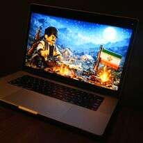 אנימציה שנוצרה באמצעות בינה מלאכותית ומתארת ​​גבר איראני צולה ארבעה מטוסים אמריקניים מעל מדורה | AP