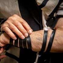 שורד השואה, משה דוד מאיר, עם תפילין ומספר מקועקע על זרועו, בביתו בירושלים | חיים גולדברג, פלאש 90