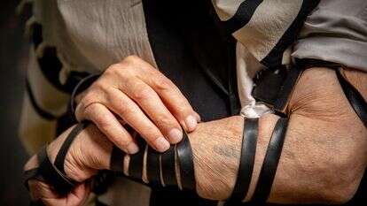 שורד השואה, משה דוד מאיר, עם תפילין ומספר מקועקע על זרועו, בביתו בירושלים | חיים גולדברג, פלאש 90 שורד השואה, משה דוד מאיר, עם תפילין ומספר מקועקע על זרועו, בביתו בירושלים | חיים גולדברג, פלאש 90