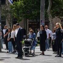 אנשים עומדים בצפירה | יונתן זינדל - פלאש 90