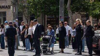 אנשים עומדים בצפירה | יונתן זינדל - פלאש 90
