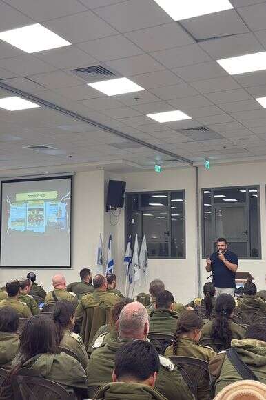 אורי חוכימה בהרצאה לחיילים | מתוך האלבום הפרטי
