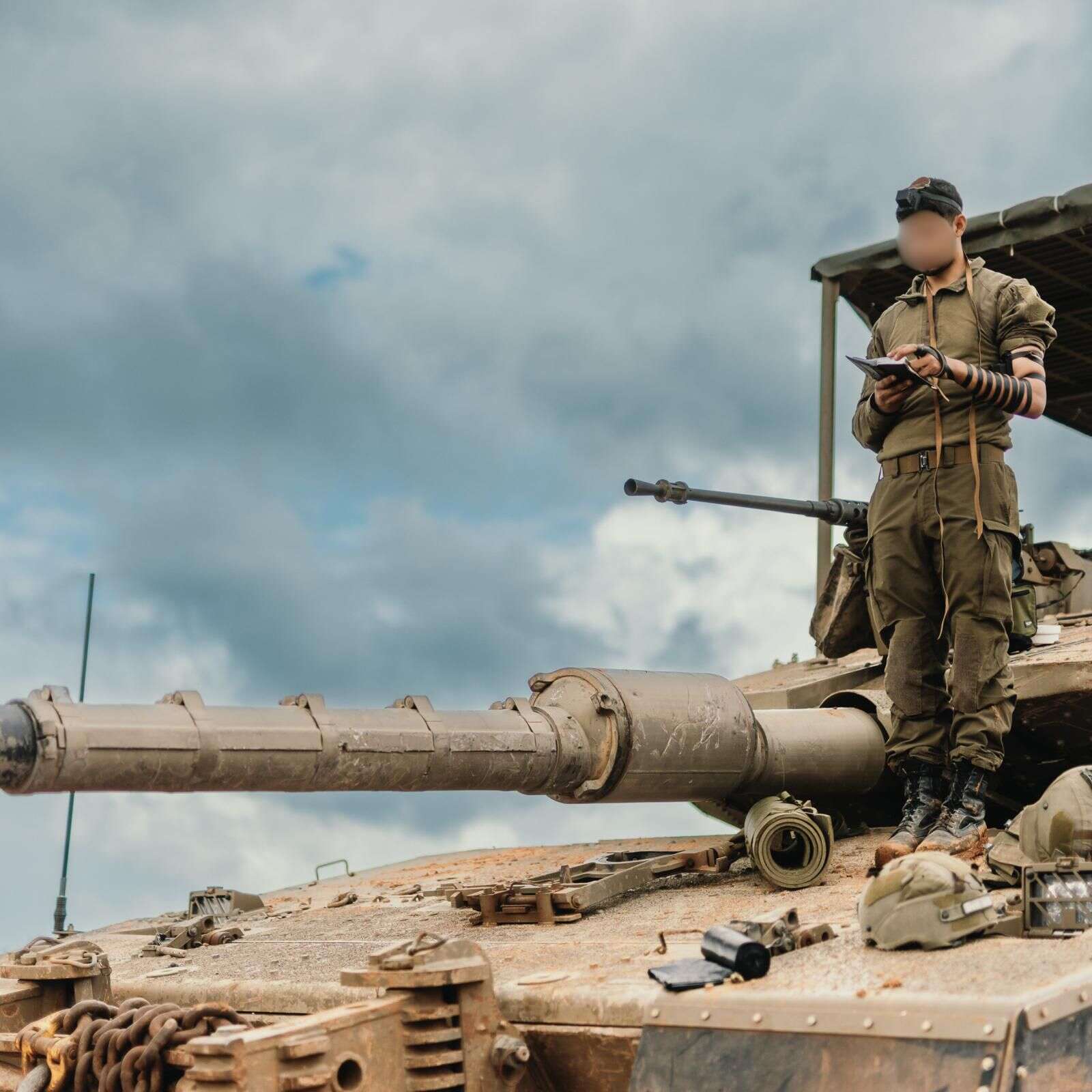 חייל גדוד 9 מתפלל כשהוא מעוטר בתפילין על טנק בלבנון | דובר צה"ל חייל גדוד 9 מתפלל כשהוא מעוטר בתפילין על טנק בלבנון | דובר צה"ל
