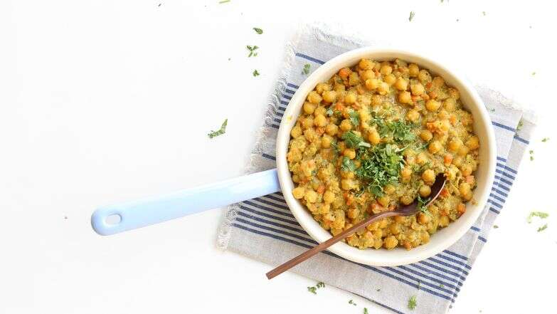 תבשיל חומוס ואגוזי קשיו | אפרת ליכטנשטט תבשיל חומוס ואגוזי קשיו | אפרת ליכטנשטט