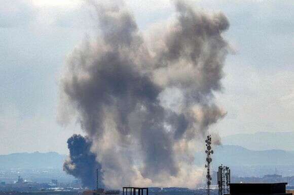 עשן עולה בעקבות התקיפות על טהרן ב-7 באפריל 2026. תקיפות חדשות זעזעו את טהרן ב-7 באפריל, כאשר איראן לא הראתה סימני נסיגה, כאשר מועד אחרון אמריקאי לפתיחת מצר הורמוז או "השמדת התשתית האזרחית" התקרב, לדברי נשיא ארה"ב | AFP