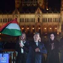 פטר מגיאר, מנהיג מפלגת TISZA השמרנית הפרו-אירופית, מנופף בדגל הלאומי במהלך חגיגות במסיבת ליל הבחירות על גדות נהר הדנובה כשברקע בניין הפרלמנט, בבודפשט לאחר הבחירות הכלליות בהונגריה | AFP פטר מגיאר, מנהיג מפלגת TISZA השמרנית הפרו-אירופית, מנופף בדגל הלאומי במהלך חגיגות במסיבת ליל הבחירות על גדות נהר הדנובה כשברקע בניין הפרלמנט, בבודפשט לאחר הבחירות הכלליות בהונגריה | AFP