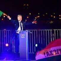 פיטר מגיאר, מנהיג מפלגת TISZA השמרנית הפרו-אירופית, מנופף בדגל הלאומי במהלך חגיגות במסיבת ליל הבחירות בבודפשט לאחר הבחירות הכלליות בהונגריה | AFP