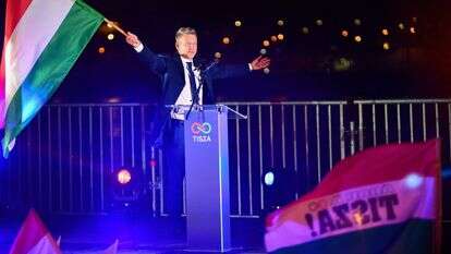 פיטר מגיאר, מנהיג מפלגת TISZA השמרנית הפרו-אירופית, מנופף בדגל הלאומי במהלך חגיגות במסיבת ליל הבחירות בבודפשט לאחר הבחירות הכלליות בהונגריה | AFP פיטר מגיאר, מנהיג מפלגת TISZA השמרנית הפרו-אירופית, מנופף בדגל הלאומי במהלך חגיגות במסיבת ליל הבחירות בבודפשט לאחר הבחירות הכלליות בהונגריה | AFP