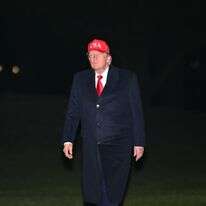 נשיא ארה"ב דונלד טראמפ חוצה את הדשא הדרומי של הבית הלבן עם שובו לוושינגטון הבירה ב-12 באפריל 2026 | AFP