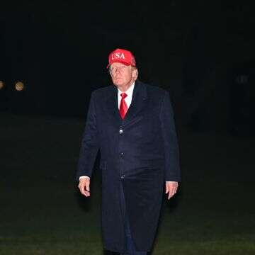נשיא ארה"ב דונלד טראמפ חוצה את הדשא הדרומי של הבית הלבן עם שובו לוושינגטון הבירה ב-12 באפריל 2026 | AFP