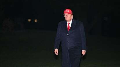 נשיא ארה"ב דונלד טראמפ חוצה את הדשא הדרומי של הבית הלבן עם שובו לוושינגטון הבירה ב-12 באפריל 2026 | AFP