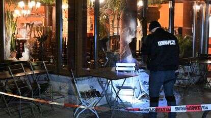 חוקר בודק את הנזק כשהוא עומד מחוץ למסעדה ישראלית | פליקס הורהאגר/dpa דרך AP חוקר בודק את הנזק כשהוא עומד מחוץ למסעדה ישראלית | פליקס הורהאגר/dpa דרך AP