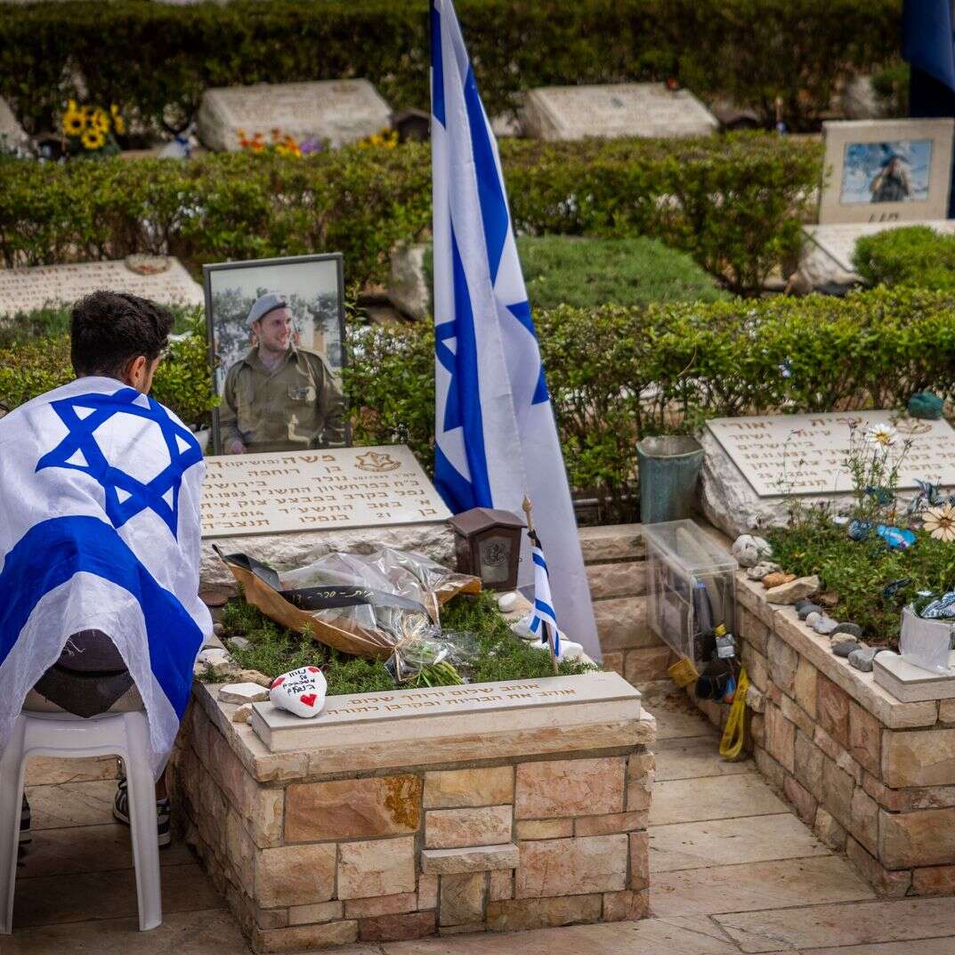 יום הזיכרון בבית עלמין צבאי | Friends and family members visit graves of fallen Israeli soldiers at Mount Herzl Military Cemetery in Jerusalem, on May 12, 2024, ahead of Israeli Memorial Day, which begins tonight. Photo by Chaim Goldberg/Flash90 *** Local Caption *** שביעי באוקטובר
מלחמה
חייל
חיילים
הר הרצל
יום הזיכרון
חללי צהל
יום הזכרון