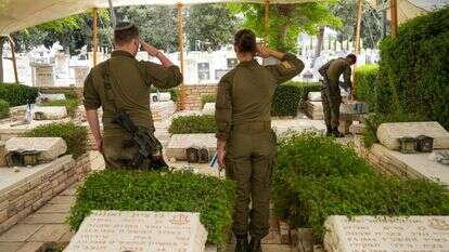 חיילים בהר הרצל ביום הזיכרון (ארכיון) | אייל מרגולין, פלאש 90