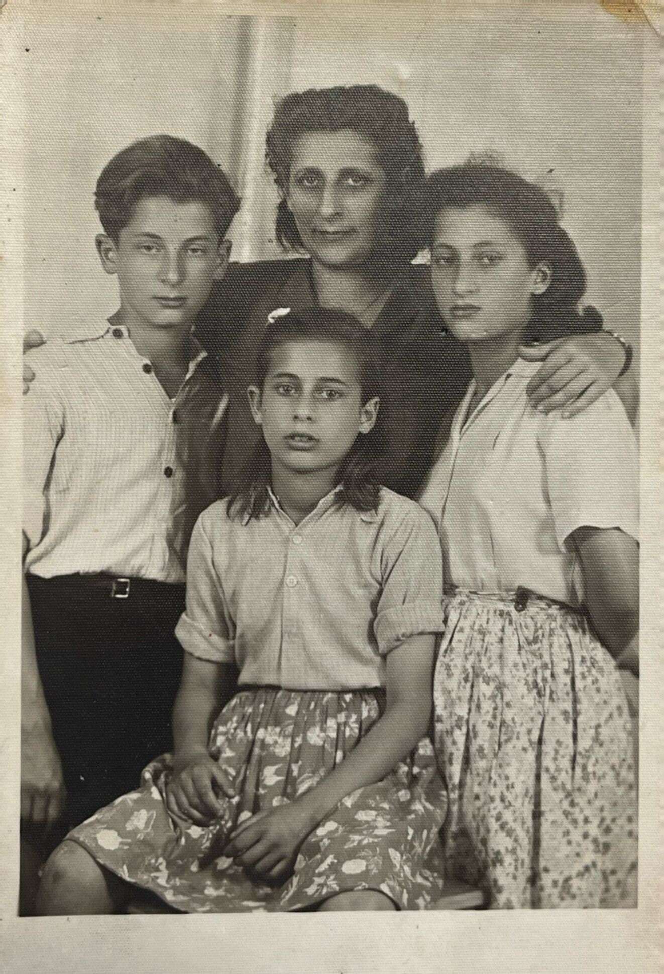 יצחק הנער עם אמו ושתיים מאחיותיו, 1947 | באדיבות המשפחה יצחק הנער עם אמו ושתיים מאחיותיו, 1947 | באדיבות המשפחה