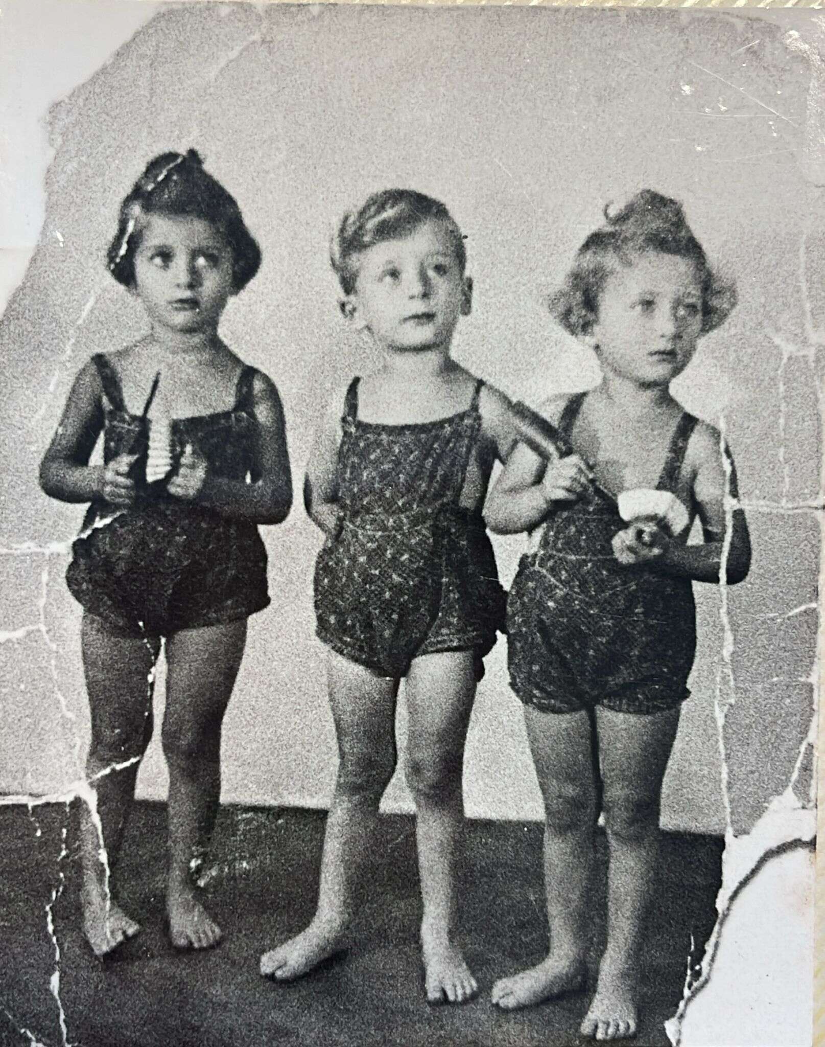 יצחק פרסבורגר בילדותו עם שתיים מאחיותיו, 1936 | באדיבות המשפחה יצחק פרסבורגר בילדותו עם שתיים מאחיותיו, 1936 | באדיבות המשפחה