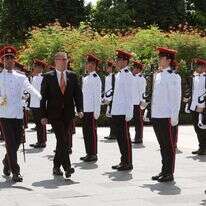 השגריר אלי ורד־חזן עובר במסדר כבוד בסינגפור. | משרד התקשורת והמידע סינגפור