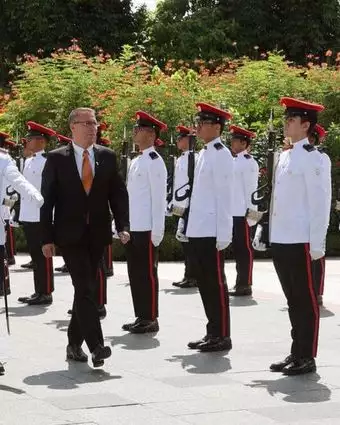 השגריר אלי ורד־חזן עובר במסדר כבוד בסינגפור. | משרד התקשורת והמידע סינגפור
