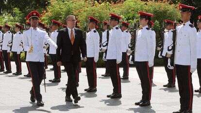 השגריר אלי ורד־חזן עובר במסדר כבוד בסינגפור. | משרד התקשורת והמידע סינגפור