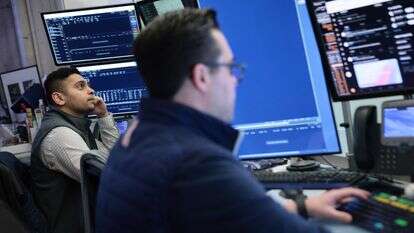סוחרים עובדים על רצפת בורסת ניו יורק | מייקל מ. סנטיאגו / GETTY IMAGES NORTH AMERICA / Getty Images via AFP