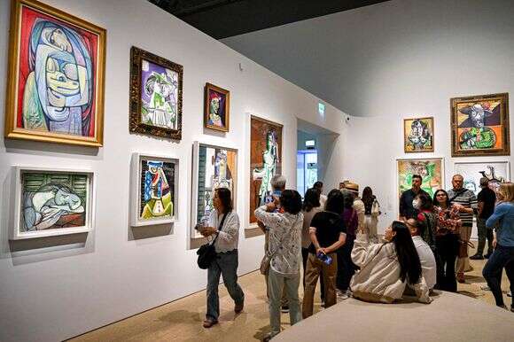 מבקרים צופים ביצירות אמנות של הצייר הספרדי פבלו פיקאסו במהלך התערוכה "פיקאסו, הדמות" במוזיאון הלובר אבו דאבי באבו דאבי ב-4 בפברואר 2026. | Giuseppe CACACE / AFP