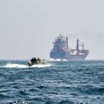 אוניית המכולות מרסה ויקטורי, מפליגה במימי מצר הורמוז | AFP