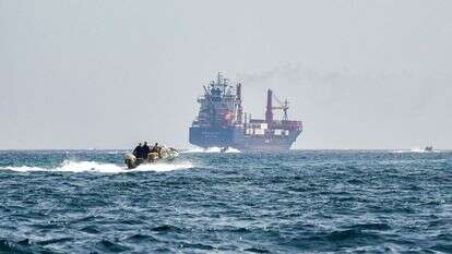 אוניית המכולות מרסה ויקטורי, מפליגה במימי מצר הורמוז | AFP