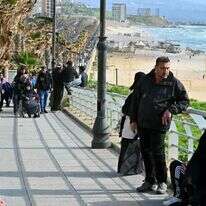 אנשים שנמלטו מפרבריה הדרומיים של ביירות, תחת איום אזהרת הפצצה ישראלית, מצאו מקלט באזור החוף רמלט אל-ביידה בביירות | AFP