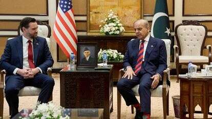 סגן נשיא ארה"ב, ג'יי.די. ואנס, משוחח עם ראש ממשלת פקיסטן, שהבז שריף, לקראת פגישתם בנושא איראן, במסגרת שיחות השלום בין ארה"ב לאיראן באסלאמאבאד | AFP