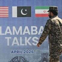 לוחם פקיסטני חולף על פני שלט חוצות לשיחות המו"מ בין ארה"ב לאיראן באסלאמאבאד | AFP