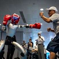 רובוט דמוי אדם מתעמת עם מבקר במהלך הדגמה בתערוכה בהונג קונג | AP Photo/ Chan Long Hei