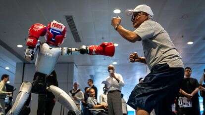 רובוט דמוי אדם מתעמת עם מבקר במהלך הדגמה בתערוכה בהונג קונג | AP Photo/ Chan Long Hei רובוט דמוי אדם מתעמת עם מבקר במהלך הדגמה בתערוכה בהונג קונג | AP Photo/ Chan Long Hei