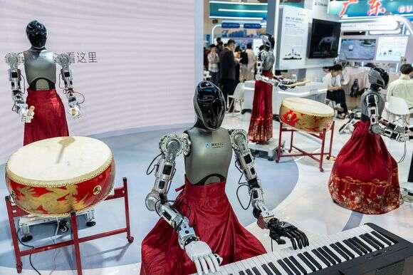 רובוטים דמויי אדם מדגימים מופע מוזיקלי בתערוכה בהונג קונג | AP Photo/ Chan Long Hei רובוטים דמויי אדם מדגימים מופע מוזיקלי בתערוכה בהונג קונג | AP Photo/ Chan Long Hei