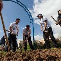 שחקני מועדון הכדורגל בית"ר ירושלים, זאור סדאייב (שני משמאל) ודריו פרננדז (שני מימין), מבצעים עבודות גינון ביום המעשים הטובים בשכונת ארמון הנציב בירושלים, ב-5 במרץ 2013 | פלאש 90
