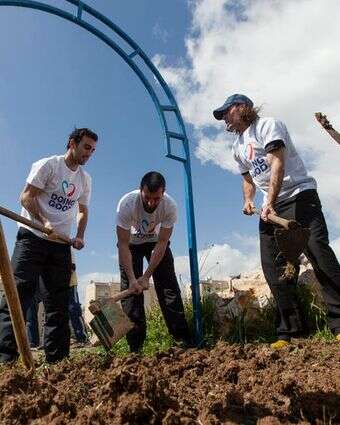 שחקני מועדון הכדורגל בית"ר ירושלים, זאור סדאייב (שני משמאל) ודריו פרננדז (שני מימין), מבצעים עבודות גינון ביום המעשים הטובים בשכונת ארמון הנציב בירושלים, ב-5 במרץ 2013 | פלאש 90