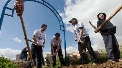 שחקני מועדון הכדורגל בית"ר ירושלים, זאור סדאייב (שני משמאל) ודריו פרננדז (שני מימין), מבצעים עבודות גינון ביום המעשים הטובים בשכונת ארמון הנציב בירושלים, ב-5 במרץ 2013 | פלאש 90