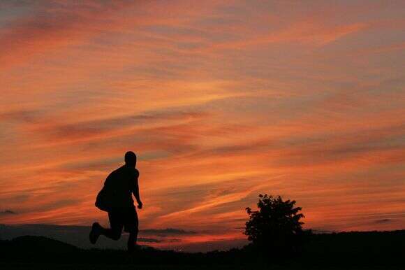 אימון הערב בזמן שקיעת השמש בגבעות | AP Photo/Keith Srakocic