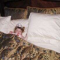 אמילי ווד, בת שנתיים, מווינטר גארדן, פלורידה, ישנה באחד משלושת חדרי השינה בסוויטת סינדרלה בממלכת הקסם של דיסני, באורלנדו, פלורידה | AP/טרוויס ריד