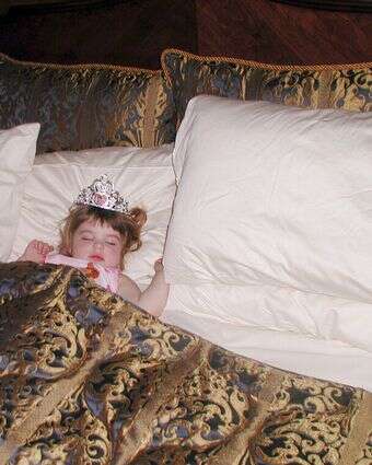 אמילי ווד, בת שנתיים, מווינטר גארדן, פלורידה, ישנה באחד משלושת חדרי השינה בסוויטת סינדרלה בממלכת הקסם של דיסני, באורלנדו, פלורידה | AP/טרוויס ריד