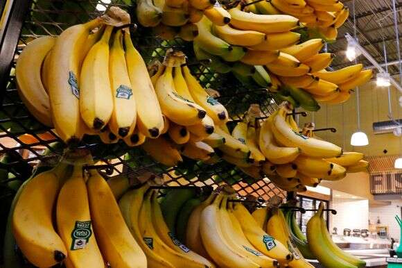 בננות הנמכרות בחנות מכולת | AP Photo/Gene J. Puskar)