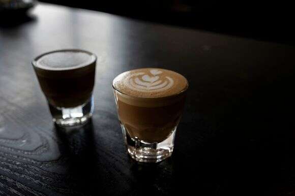 משקאות אספרסו מונחים על דלפק | מקס קונוויי דרך AP