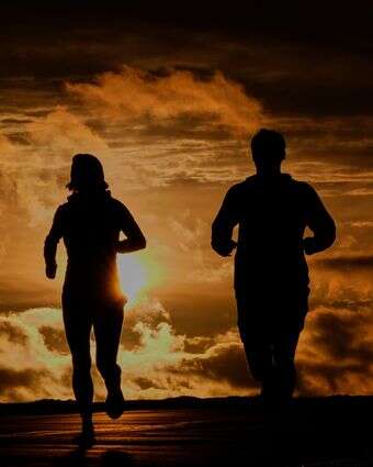 רצים מתאמנים עם הזריחה בבוקר | AP/רוברט פ. בוקאטי