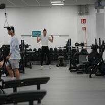 ספורטאים  מתאמנים בחדר כושר | AP/אנטוניו קלאני